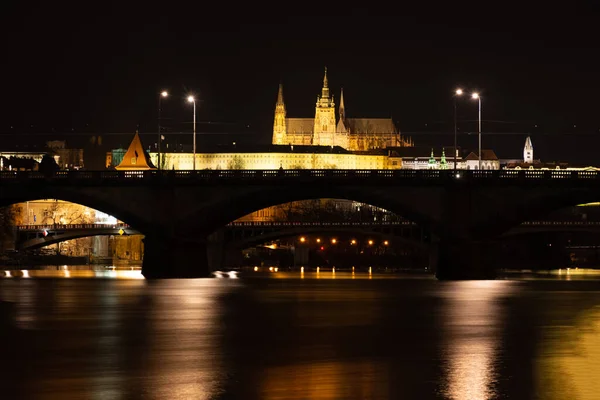 Praga Por Noche Vista Los Puentes Sobre Río Vlatava Reflejo — Foto de Stock