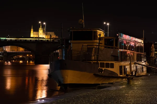 Прага Ночью Лодка Причале Реки Влтавы Отражение Огней — стоковое фото