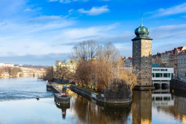 Sabah Prag, şehir manzarası, Vltava Nehri 'ndeki binaların yansıması.