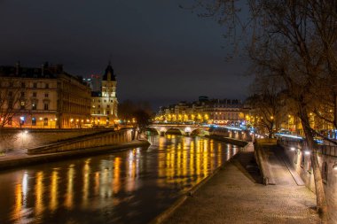 Gece Paris, Pont au Change, Seine nehrinin yansıması, şehir manzarası.