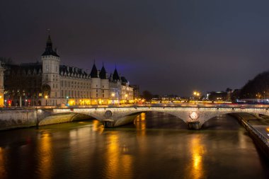 Gece Paris, Pont au Change, Seine nehrinin yansıması, şehir manzarası.