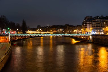 Gece Paris, Akrol Köprüsü, Seine nehrindeki ışıkların yansıması, şehir manzarası
