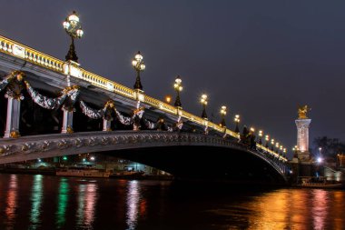 Geceleri Paris, Pont Alexandre III, Seine nehrindeki ışıkların yansıması.,