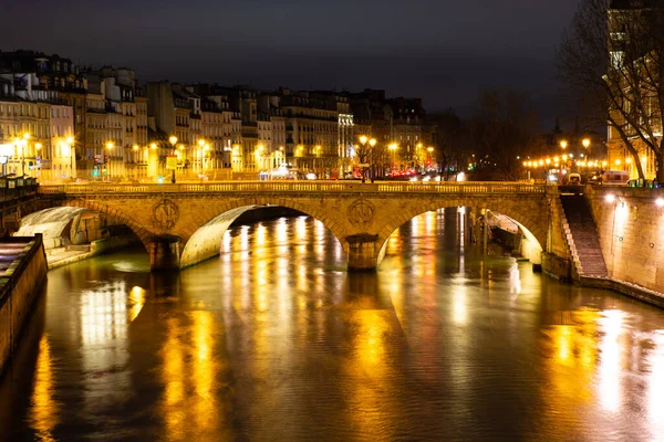 巴黎夜晚 Pont Change 塞纳河中灯光的反射 城市景观 — 图库照片