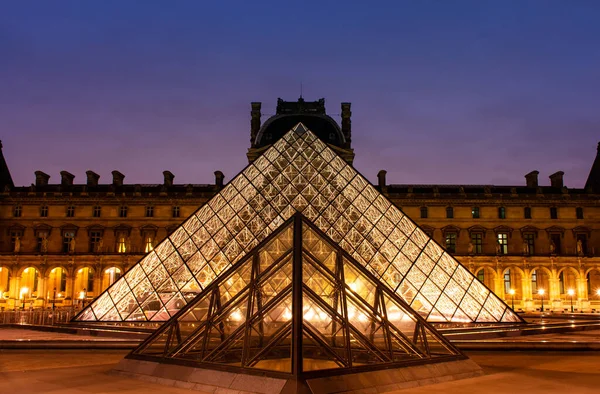 Night Paris Edificio Del Museo Del Louvre Illuminato Dalle Luci — Foto Stock