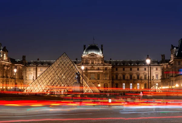 Нічний Париж Будівля Музею Лувр Освітлена Світлом — стокове фото