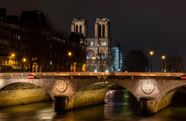 Париж Вночі Міст Чангер Тлі Дам Парі Освітлений Світлом — стокове фото