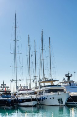 Mavi gökyüzüne karşı iskelede güzel yatlar, Atina seti
