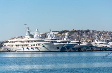 Mavi gökyüzüne karşı iskelede güzel yatlar, Atina seti