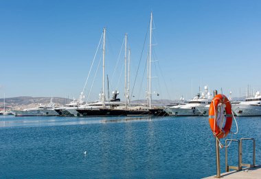 Mavi gökyüzüne karşı iskelede güzel yatlar, Atina seti