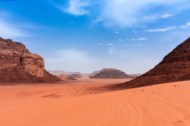 Ürdün 'deki Wadi Rum çölünün kumları ve dağları, güzel gündüz manzarası.