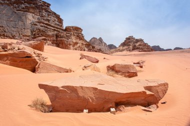 Ürdün 'deki Wadi Rum çölünün kumları ve dağları, güzel gündüz manzarası.
