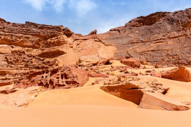 Ürdün 'deki Wadi Rum çölünün kumları ve dağları, güzel gündüz manzarası.