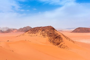 Ürdün 'deki Wadi Rum çölünün kumları ve dağları, güzel gündüz manzarası.