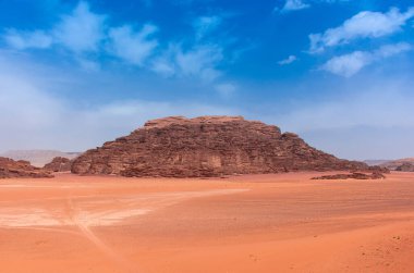 Ürdün 'deki Wadi Rum çölünün kumları ve dağları, güzel gündüz manzarası.