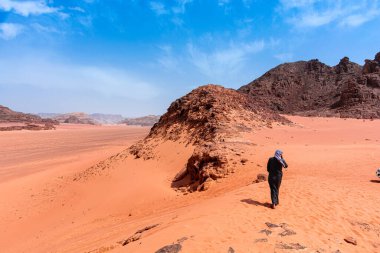 Bedevi Wadi Rum Çölünde, Ürdün 'de güzel gündüz manzarası