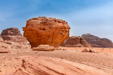 Ürdün 'deki Wadi Rum çölünün kumları ve dağları, güzel gündüz manzarası.