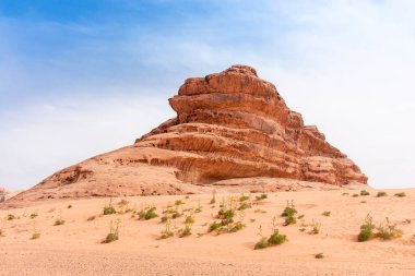 Ürdün 'deki Wadi Rum çölünün kumları ve dağları, güzel gündüz manzarası.