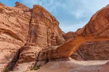 Ürdün 'deki Wadi Rum çölünün kumları ve dağları, güzel gündüz manzarası.