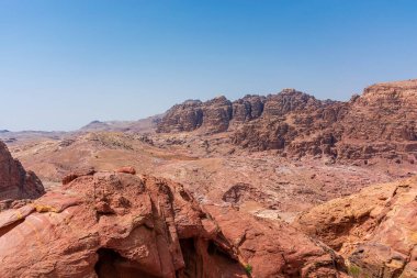 Ürdün, Petra şehrinin etrafındaki dağlar, güneşli bir günde gündüz manzarası
