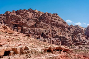 Ürdün, Petra şehrinin etrafındaki dağlar, güneşli bir günde gündüz manzarası