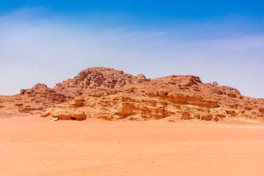 Ürdün 'deki Wadi Rum çölünün kumları ve dağları, güzel gündüz manzarası.