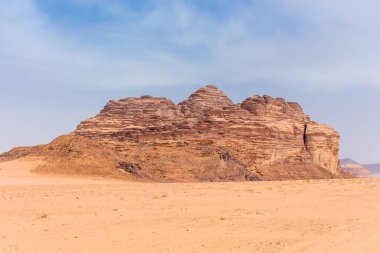 Ürdün 'deki Wadi Rum çölünün kumları ve dağları, güzel gündüz manzarası.