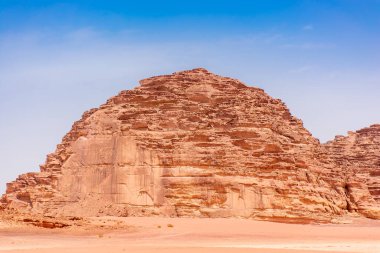Ürdün 'deki Wadi Rum çölünün kumları ve dağları, güzel gündüz manzarası.