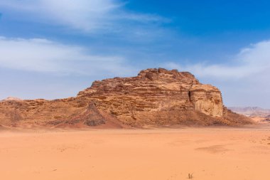 Ürdün 'deki Wadi Rum çölünün kumları ve dağları, güzel gündüz manzarası.