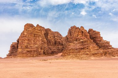 Ürdün 'deki Wadi Rum çölünün kumları ve dağları, güzel gündüz manzarası.