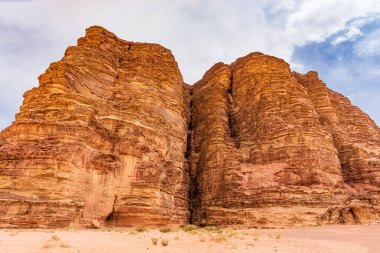 Ürdün 'deki Wadi Rum çölünün kumları ve dağları, güzel gündüz manzarası.