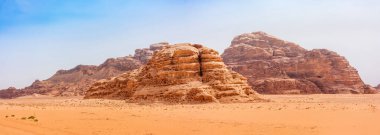 Ürdün 'deki Wadi Rum çölünün kumları ve dağları, güzel gündüz manzarası.