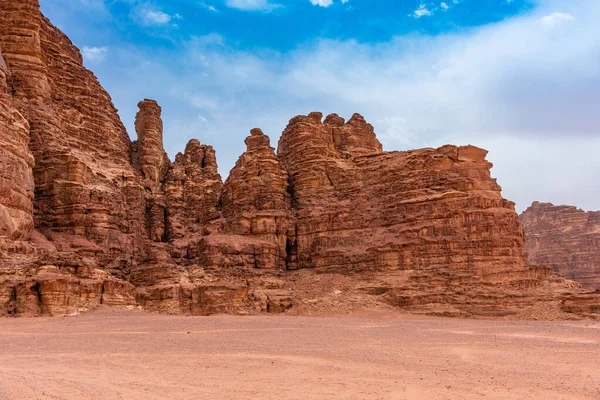 요르단에 모래와 의산들 아름다운 — 스톡 사진