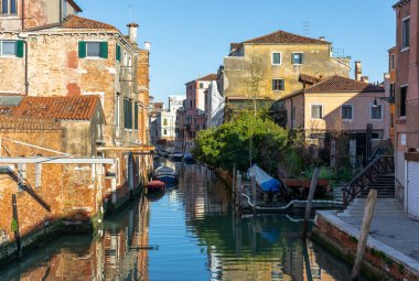 Venedik 'te sabah, su kanalları konut binaları, şehir manzarası boyunca.