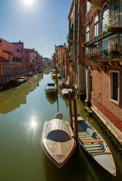 Mattina Venezia Canali Acqua Lungo Edifici Residenziali Paesaggio Urbano — Foto Stock