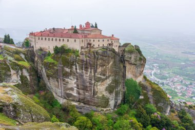 Yunanistan 'da meteora, dağların arka planında manastır, bulutlu gökyüzü