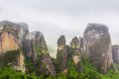 Yunanistan 'daki göktaşı dağları, yağmur ve bulutlu gökyüzü sırasında