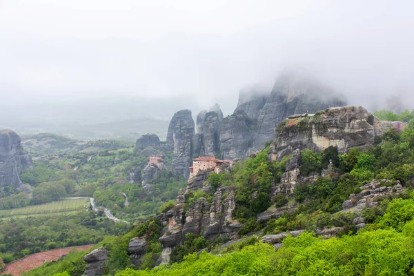 Yunanistan 'da meteora, dağların arka planında manastır, bulutlu gökyüzü