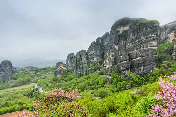 Yunanistan 'da meteora, dağların arka planında manastır, bulutlu gökyüzü