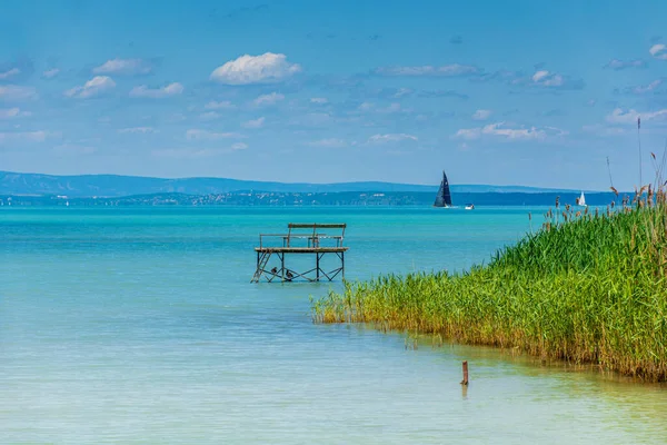 Schöne Sommer Seenlandschaft Mit Türkisfarbenem Wasser — Stockfoto