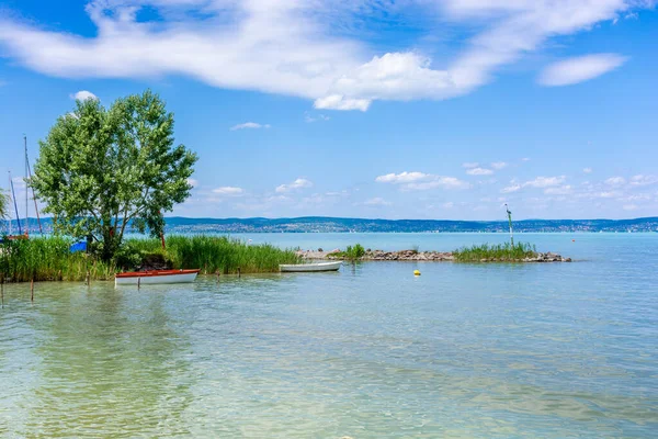 Schöne Sommer Seenlandschaft Mit Türkisfarbenem Wasser — Stockfoto