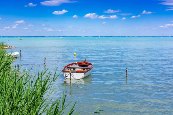 Fischerboote Liegen Ufer Eines Sees Mit Türkisfarbenem Wasser — Stockfoto