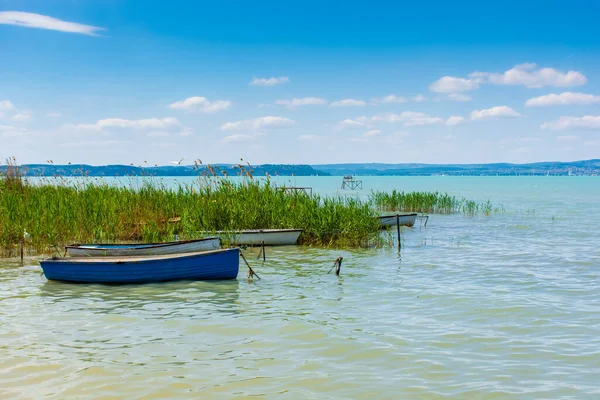 Barcos Pesca Estão Ancorados Margem Lago Com Água Azul Turquesa — Fotografia de Stock
