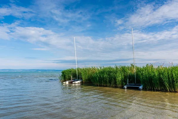 Hungria Lago Balaton Bela Paisagem Verão Com Barcos Água — Fotografia de Stock