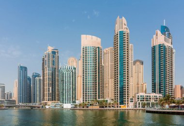 Dubai 'nin gündüz şehir manzarası, Dubai Marina bölgesinin modern mimarisi