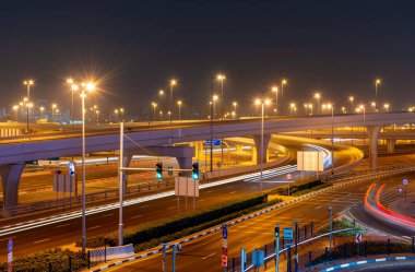 Gece Dubai şehir manzarası, Dubai Marina 'nın modern mimarisi