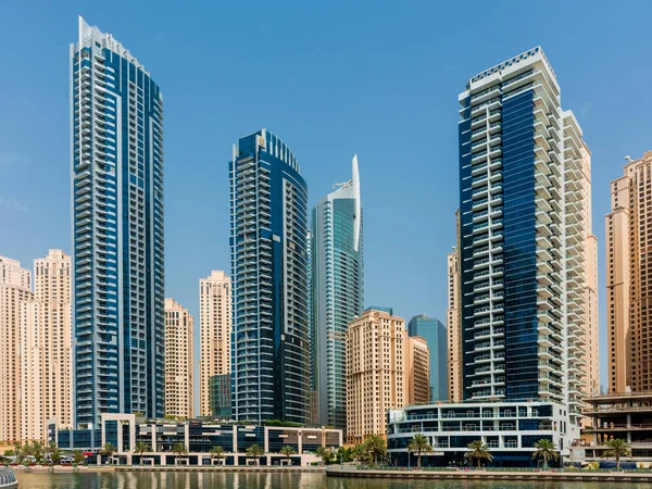 Dubai 'nin gündüz şehir manzarası, Dubai Marina bölgesinin modern mimarisi