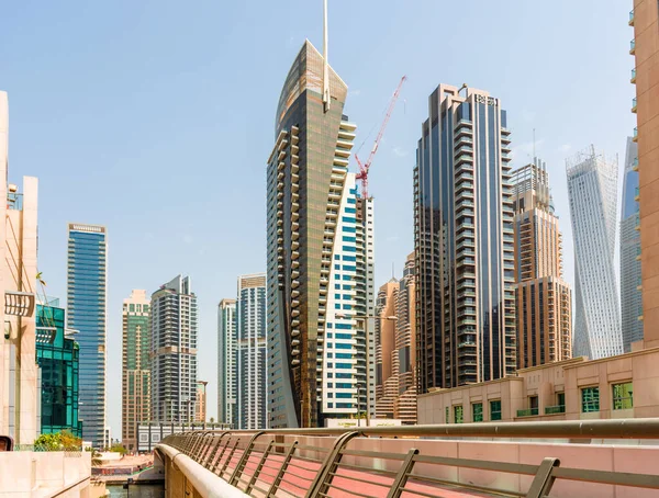 Dubai 'nin gündüz şehir manzarası, Dubai Marina bölgesinin modern mimarisi