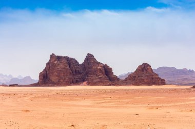 Ürdün 'deki Wadi Rum çölünün kumları ve dağları, güzel gündüz manzarası.
