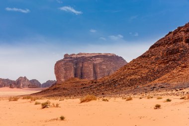 Ürdün 'deki Wadi Rum çölünün kumları ve dağları, güzel gündüz manzarası.